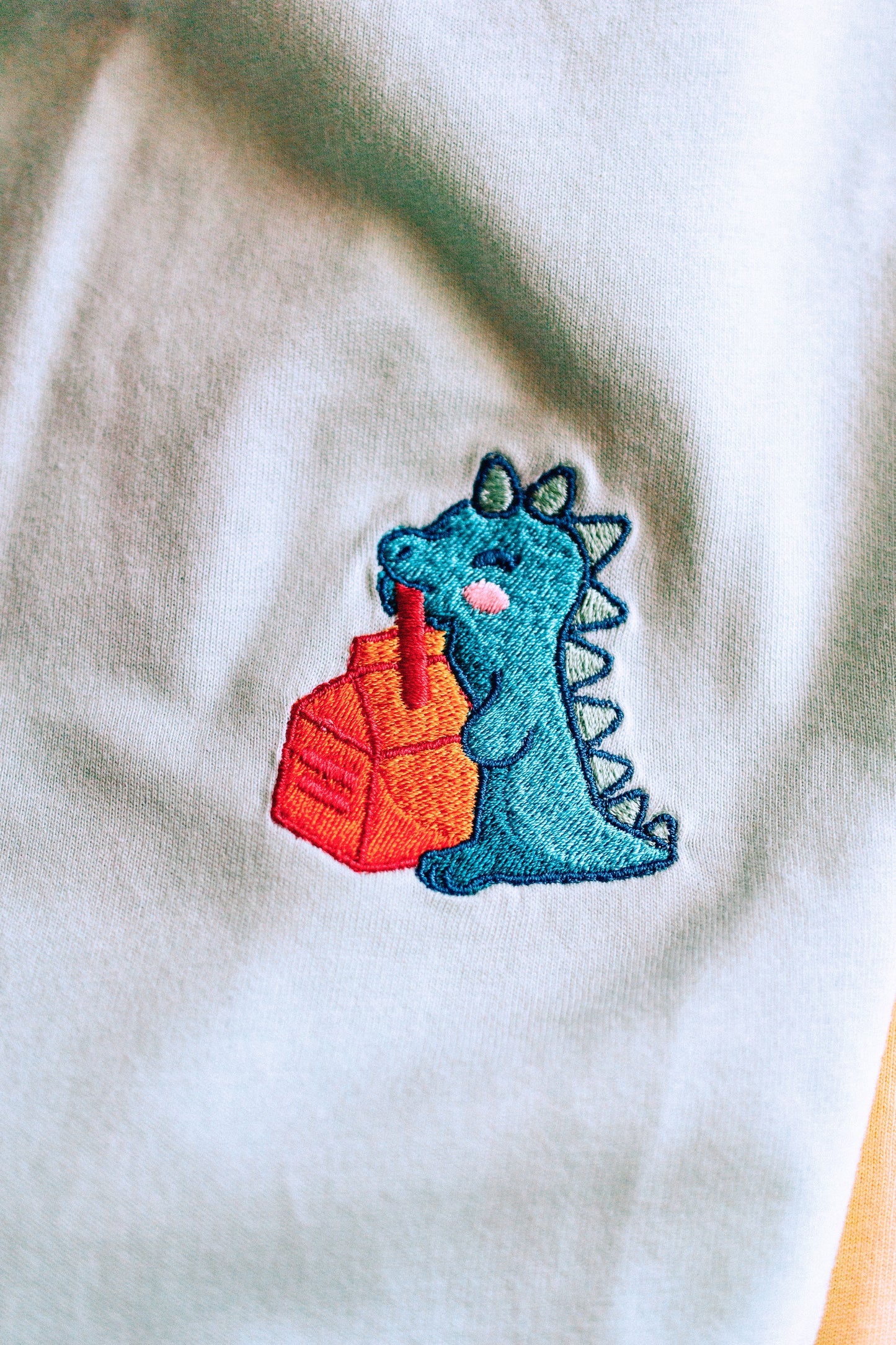 UNISEX t-shirt - Little embroidered dino