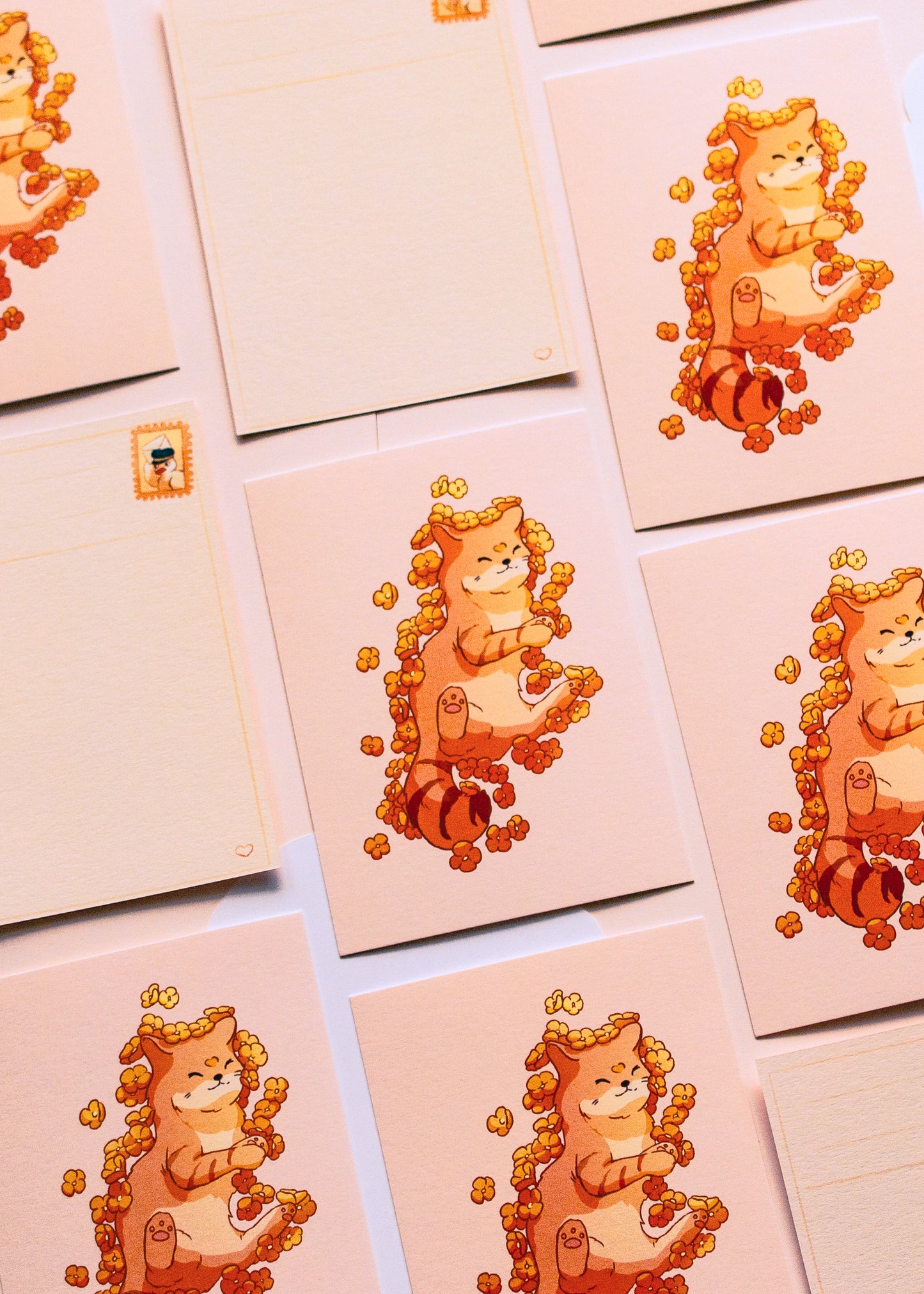 Mini prints - Cat lying in flowers