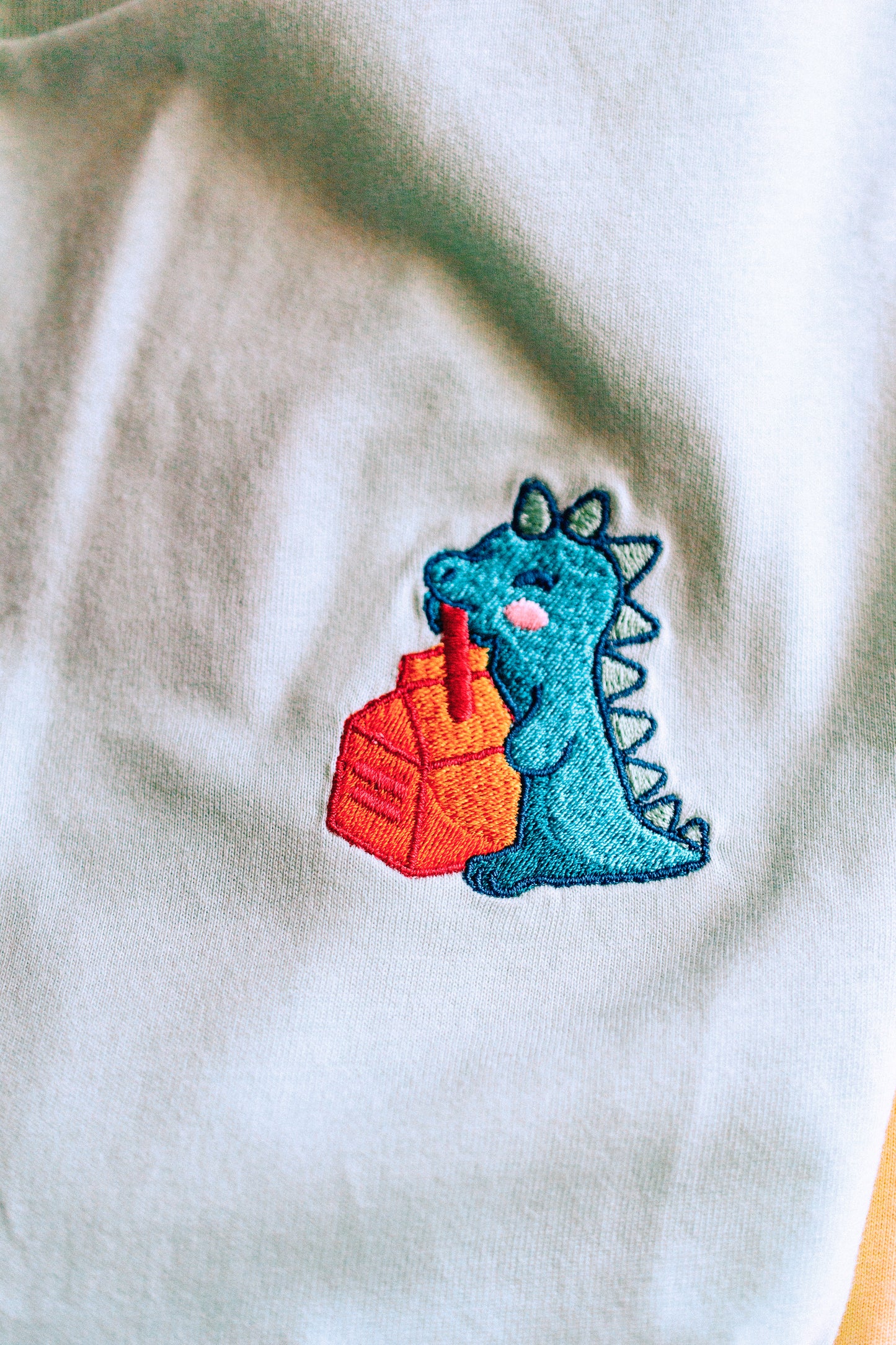 UNISEX t-shirt - Little embroidered dino